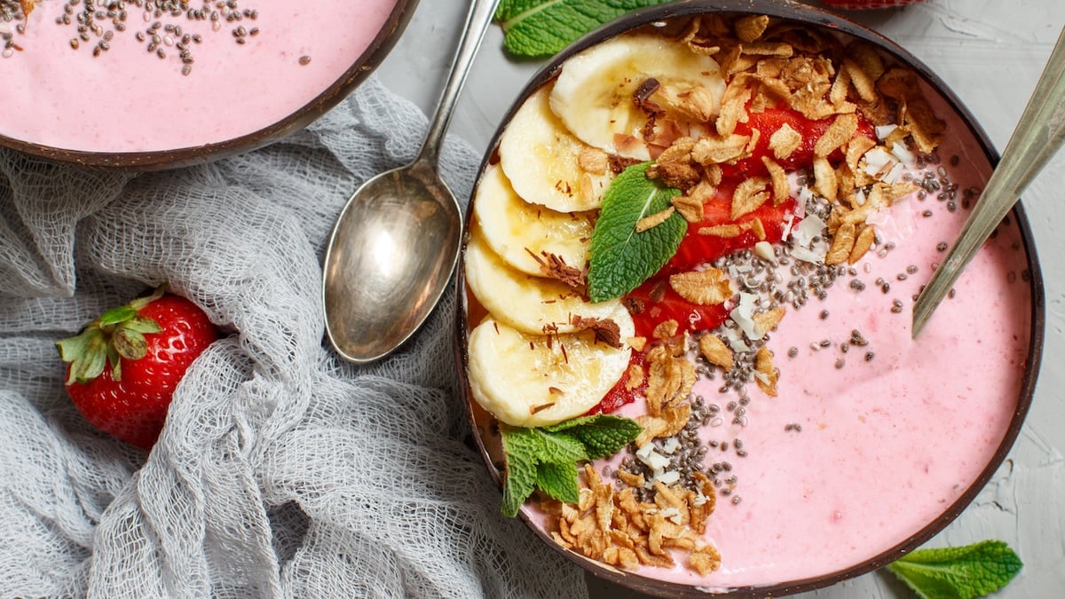 Smoothie bowl fraises, banane et granola maison